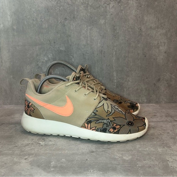 Nike Roshe Run Running Shoes 749986-281 Womens sz 7 - floral - Picture 1 of 6